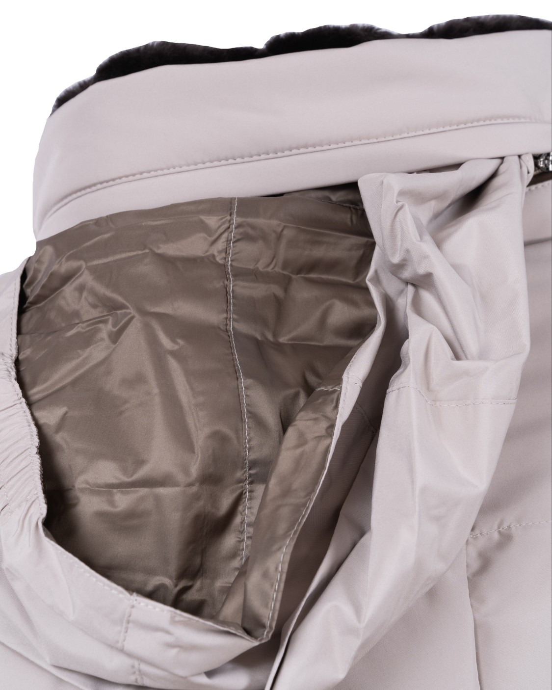 shop MOORER Saldi Piumino: Moorer giacca "ZARBO STP" doppiopetto con imbottitura in piumino, trapuntato all'esterno.
Colletto.
Pratiche tasche scaldamani sul petto e tasche con patta sui lati. Doppia chiusura frontale con zip e bottoni in corno. 
Collo staccabile in montone chiuso con cinturino e fibbia in metallo.
Tasche interne porta documenti e coulisse regolabile in vita con dettaglio logo.
Composizione: 100% Poliestere.
Fabbricato in Italia.. ZARBO STP-PEARL U0102 number 5294939